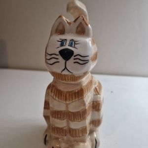 statuette of a cat